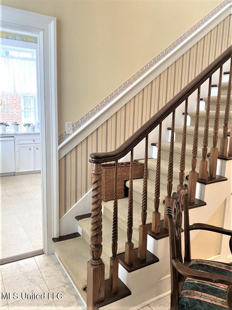 707 State Street, Unit 705 Natchez, MS 39120 - Photo 6 of 59 20250008_57.jpg 707 6