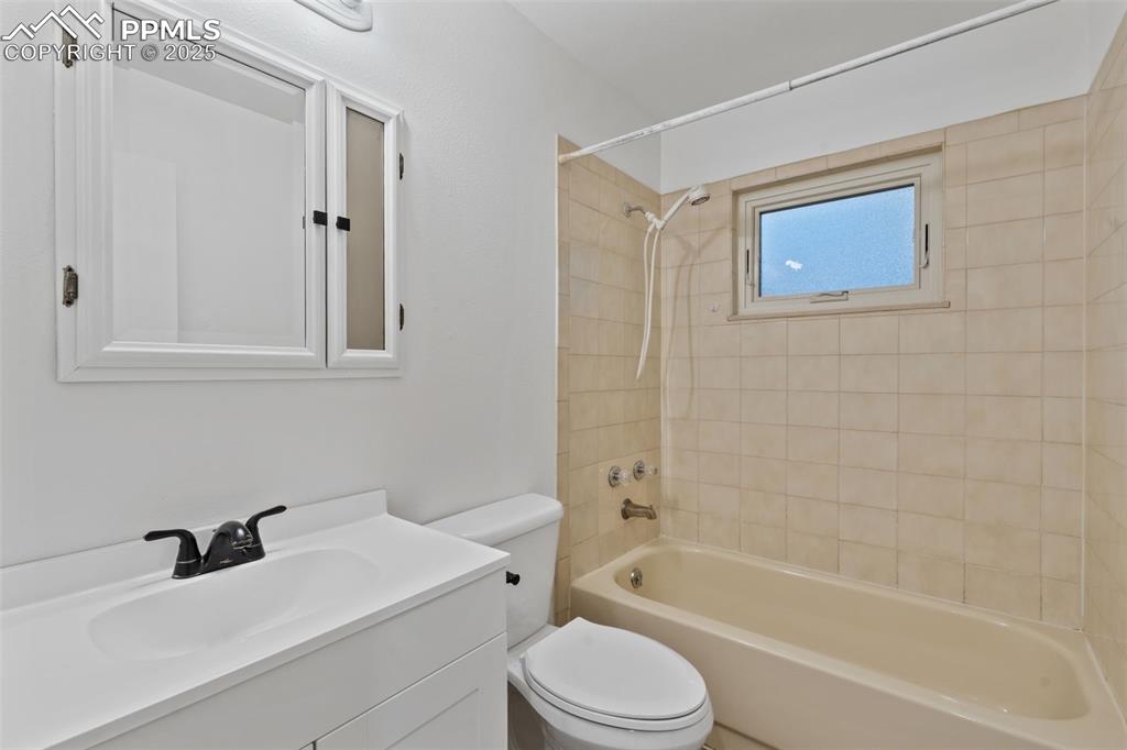 832 Spring Valley Drive Divide, CO 80814 - Photo 19 of 50 a bathroom with a sink mirror toilet and bathtub
