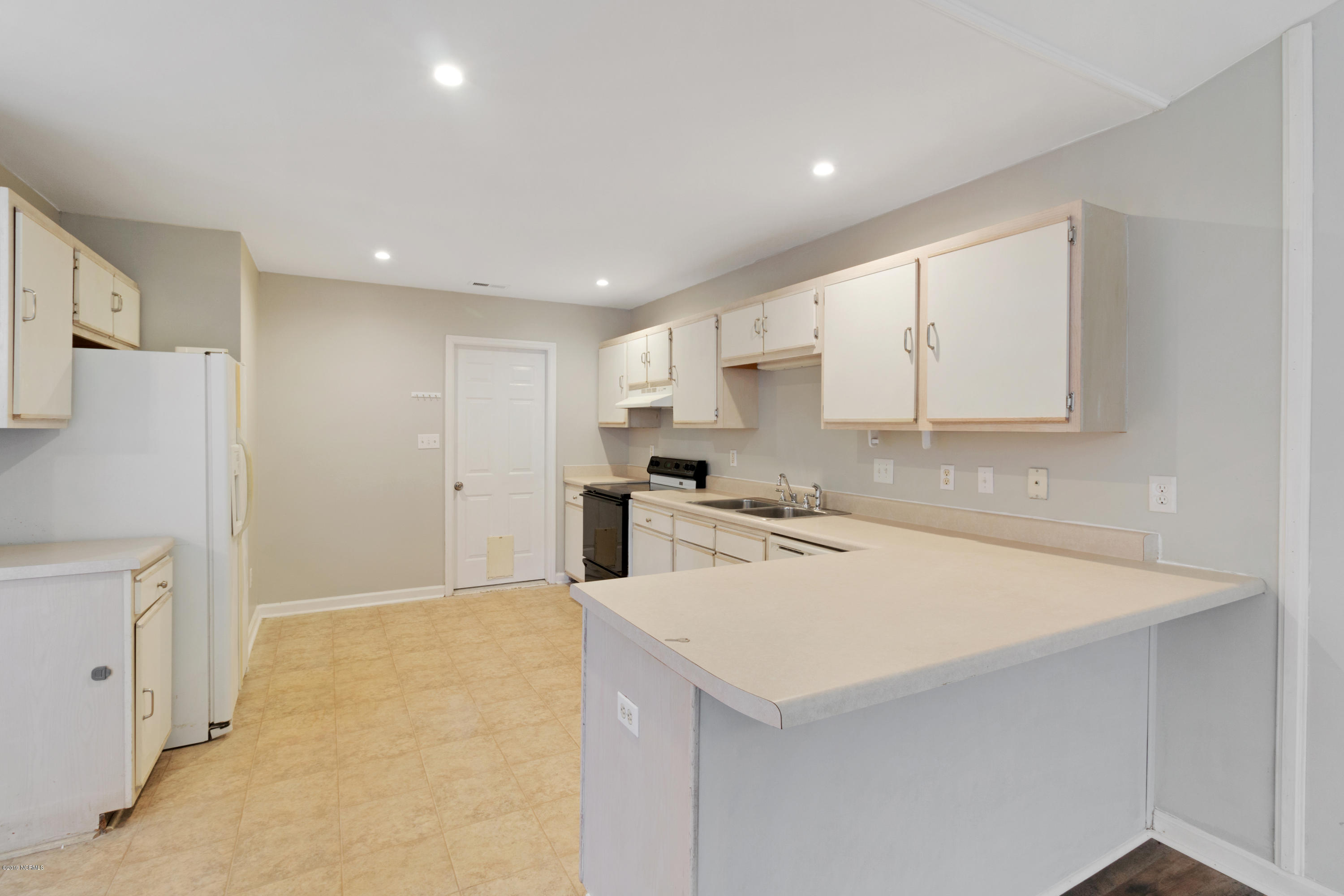212 Faison Lane Hubert, NC 28539 - Photo 5 of 11 212 Faison Kitchen 1