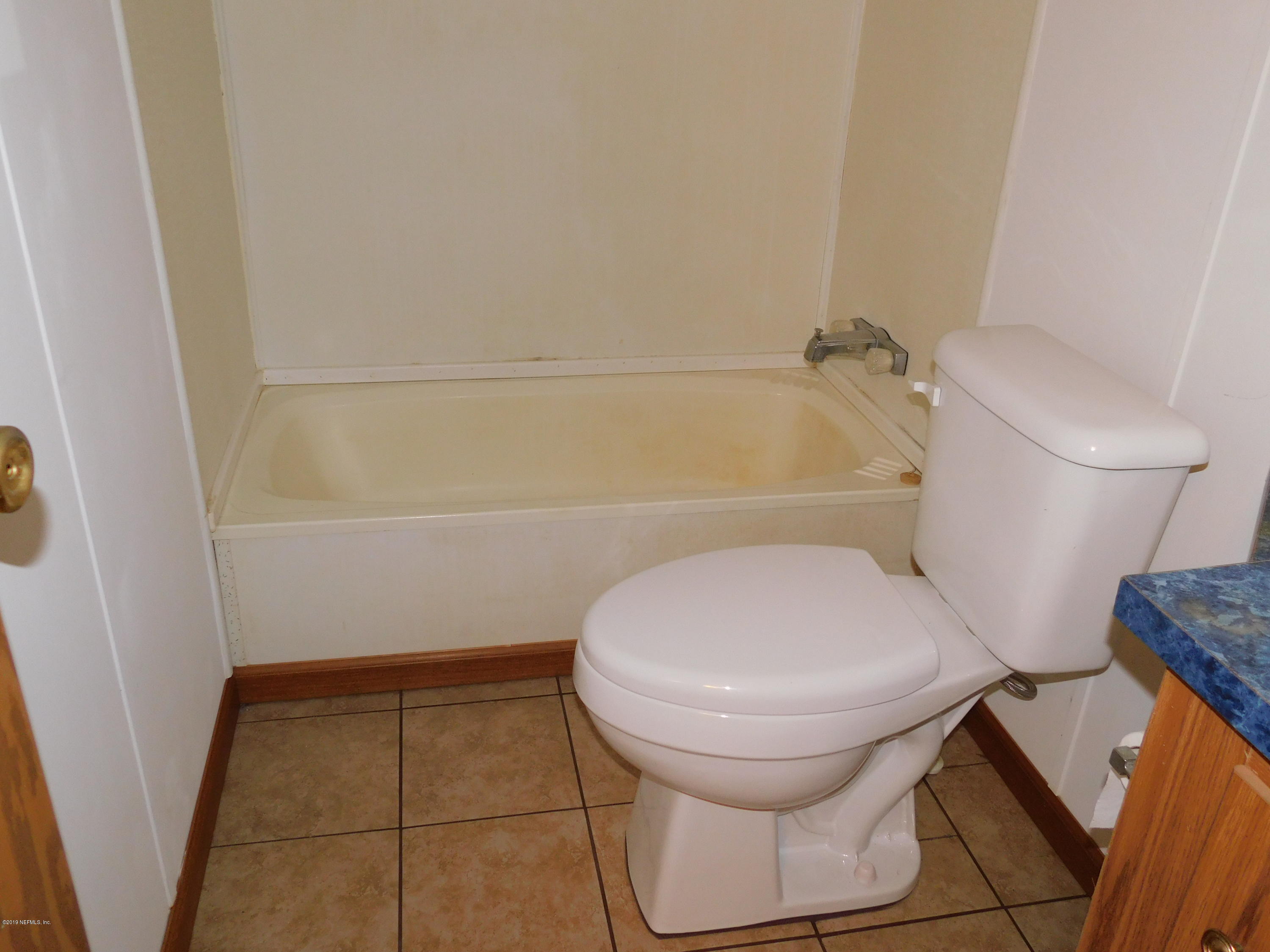 112 Cindy Street Interlachen, FL 32148 - Photo 22 of 33 a bathroom with a toilet and a tub