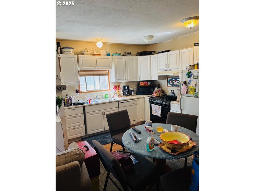 52205 Lechner Lane La Pine, OR 97739 - Photo 3 of 14 a living room with furniture and a window
