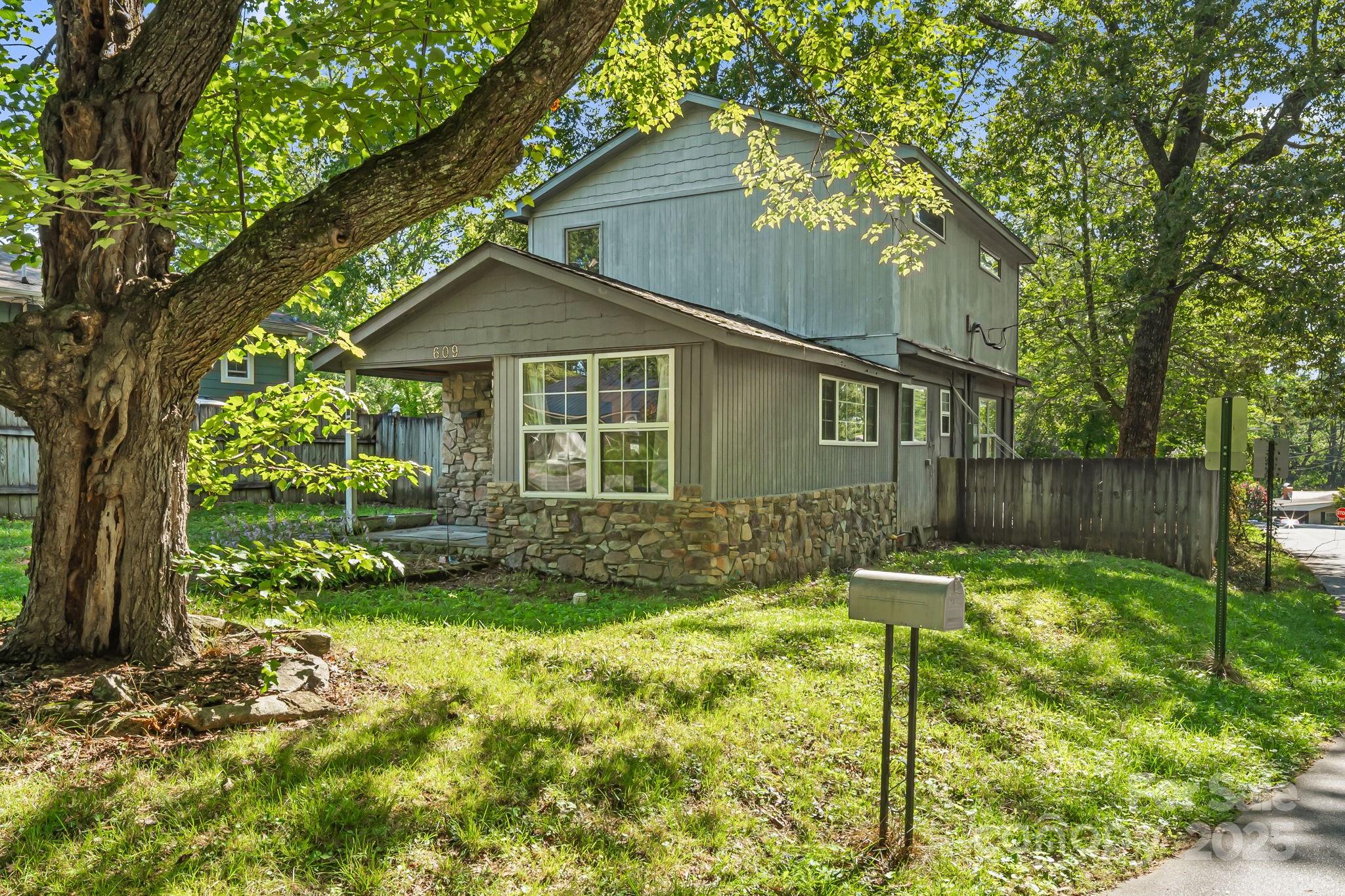 a view of backyard with garden and trees