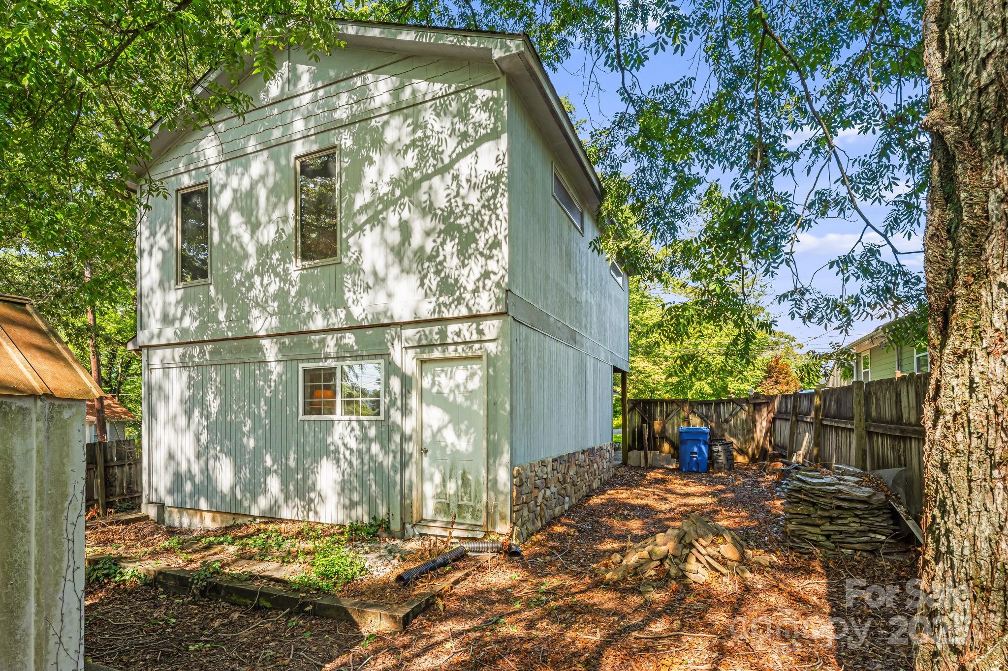 609 Maple Street Brevard, NC 28712 - Photo 25 of 28 a backyard of a house with table and chairs
