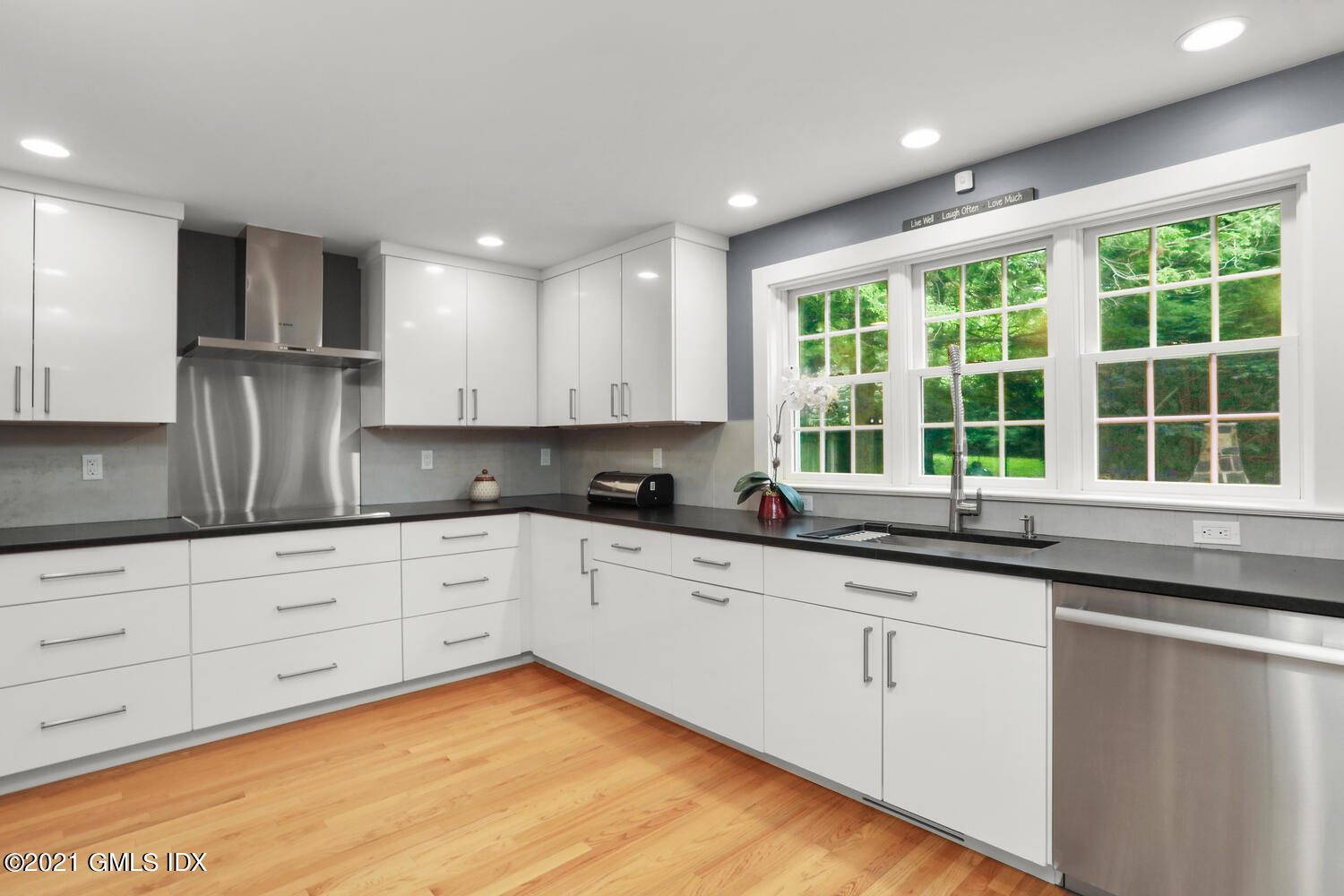 25 Summit Road Riverside, CT 06878 - Photo 11 of 40 25 Summit Rd Greenwich CT-large-030-029-