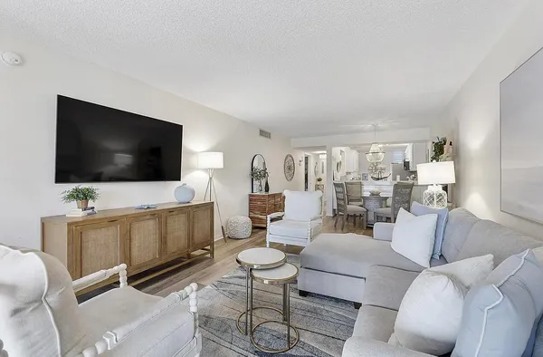 $229,900 | 5722 Coral Lake Drive, Unit 210, Margate, FL 33063