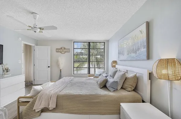 $229,900 | 5722 Coral Lake Drive, Unit 210, Margate, FL 33063