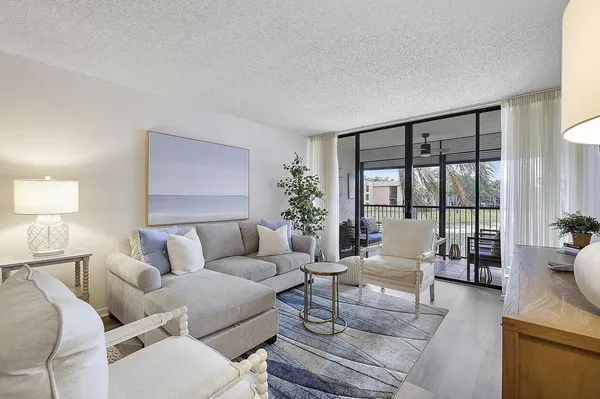 $229,900 | 5722 Coral Lake Drive, Unit 210, Margate, FL 33063