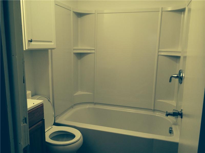 1727 Savannah Road New Castle, PA 16101 - Photo 7 of 8 Full Bath.