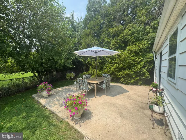 a front view of house with yard