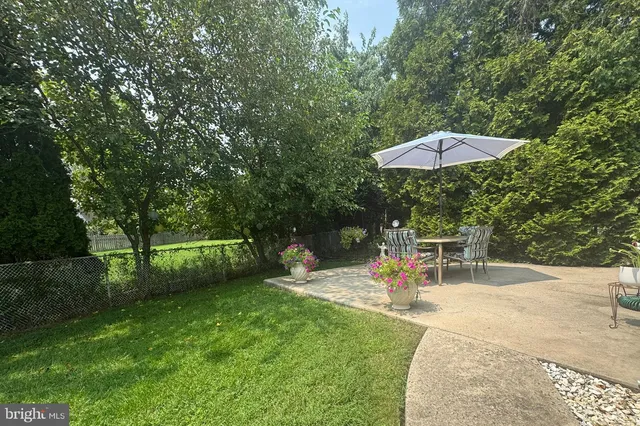 a view of a house with backyard and garden