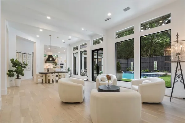 $1,499,975 | 4373 West Northwest Highway, Dallas, TX 75220