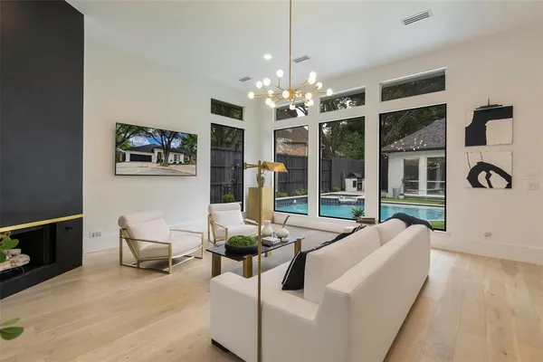 $1,499,975 | 4373 West Northwest Highway, Dallas, TX 75220