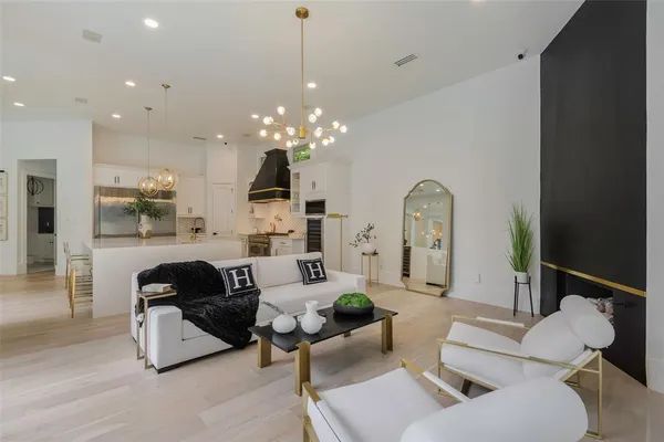$1,499,975 | 4373 West Northwest Highway, Dallas, TX 75220