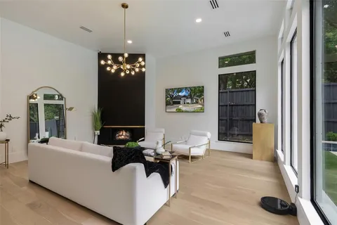 $1,499,975 | 4373 West Northwest Highway, Dallas, TX 75220