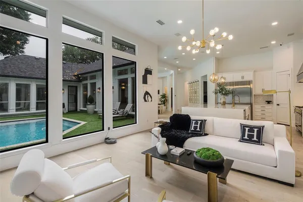 $1,499,975 | 4373 West Northwest Highway, Dallas, TX 75220