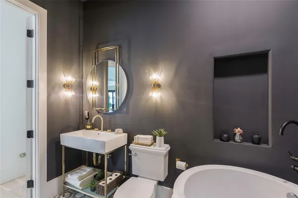 $1,499,975 | 4373 West Northwest Highway, Dallas, TX 75220