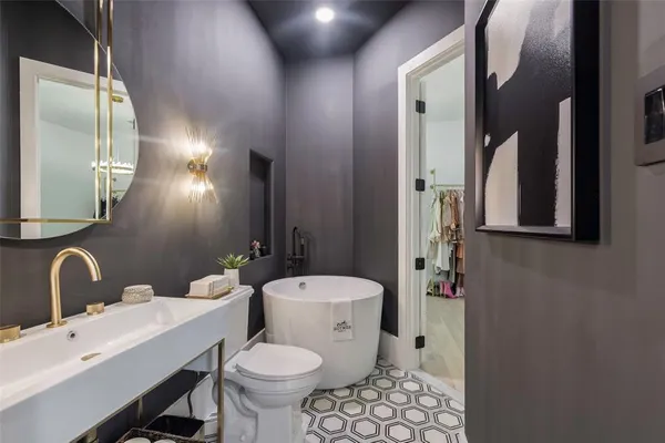 $1,499,975 | 4373 West Northwest Highway, Dallas, TX 75220