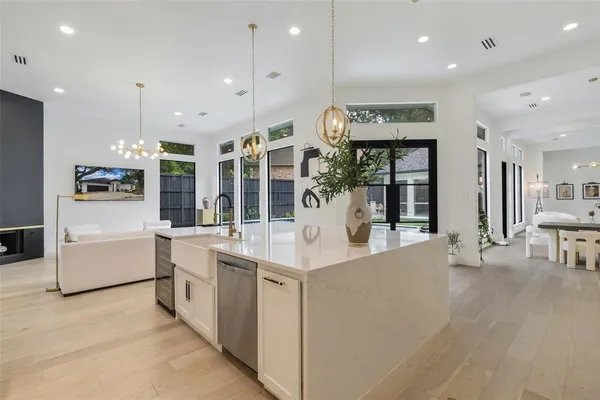 $1,499,975 | 4373 West Northwest Highway, Dallas, TX 75220