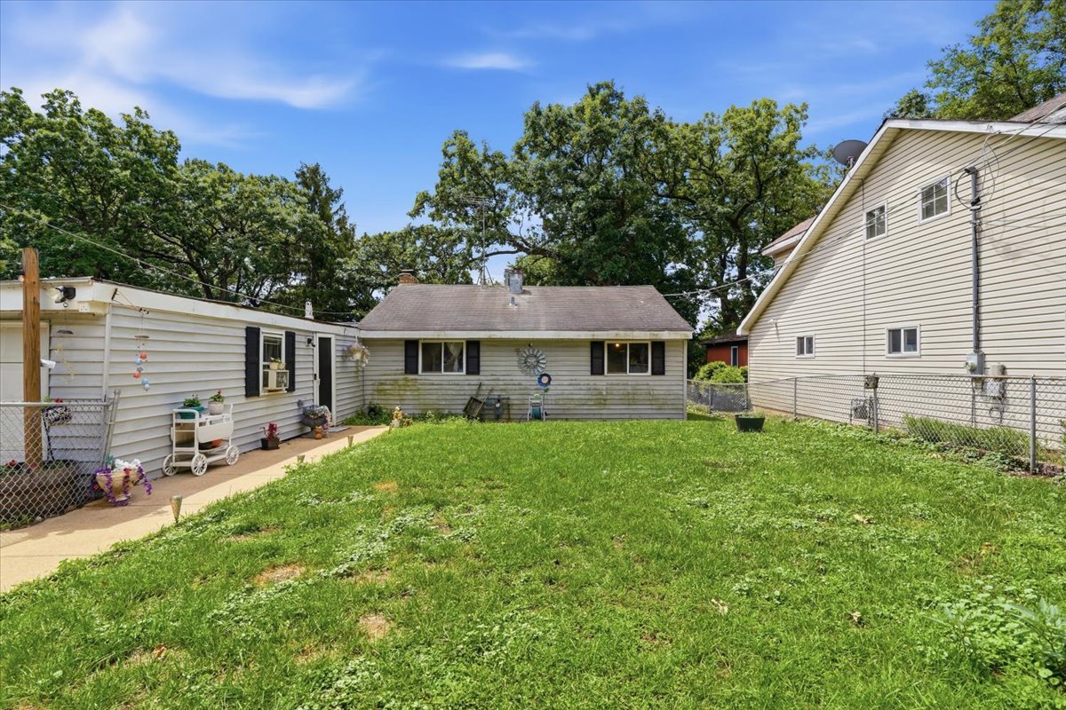 28616 West Benjamin Avenue Spring Grove, IL 60081 - Photo 2 of 22
