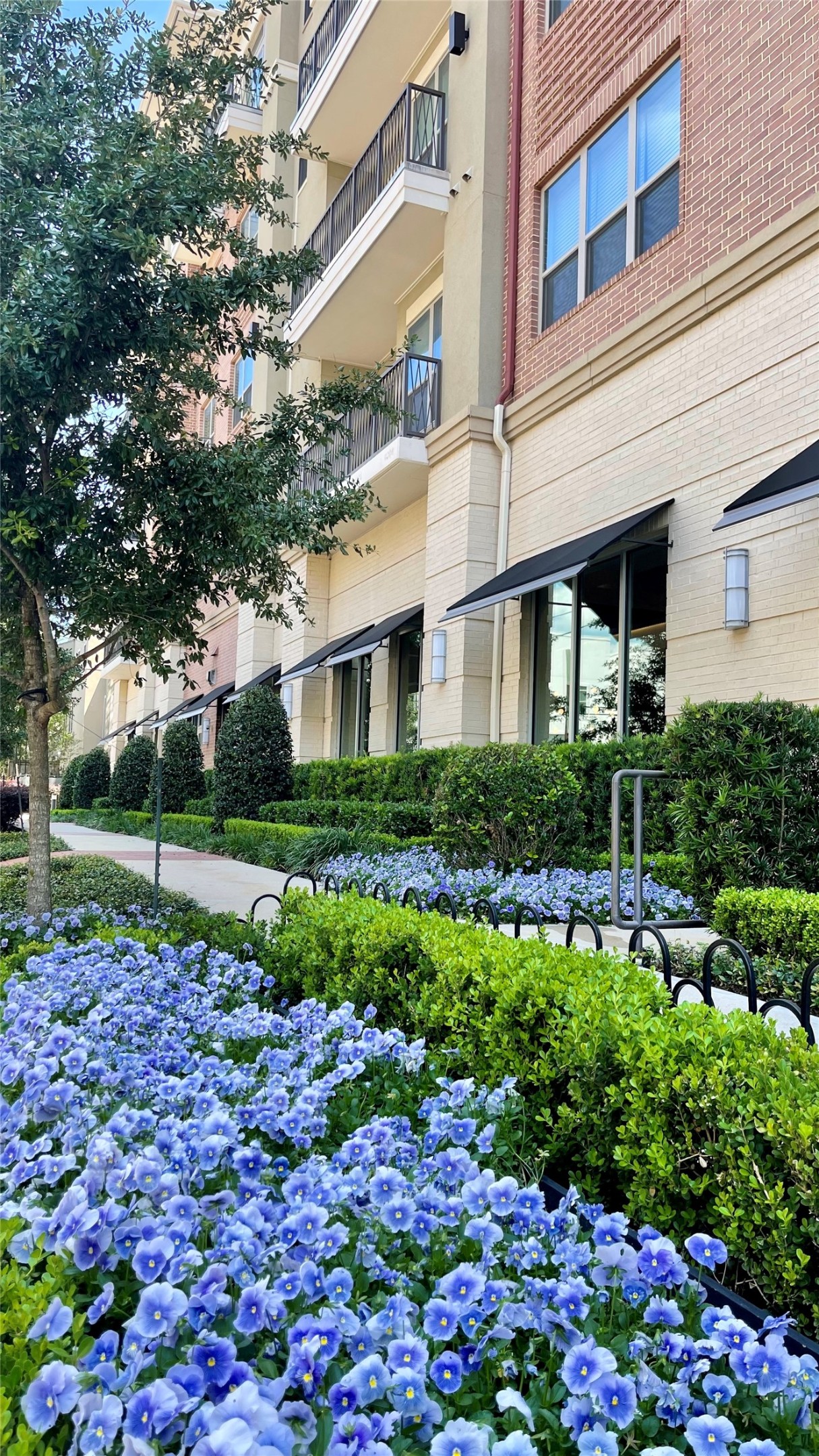 180 Malone Street, Unit 2108 Houston, TX 77007 - Photo 33 of 34 Central location to all of Houston's business districts; River Oaks adjacent over the Bayou, 8 minutes to Downtown or the Galleria. Recent construction design centric boutique buildings located in a tree lined residential area