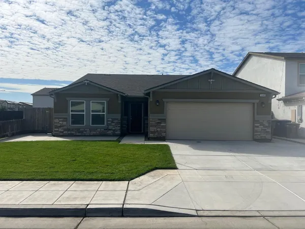 $2,400 | 5545 West Saginaw Way, Fresno, CA 93722