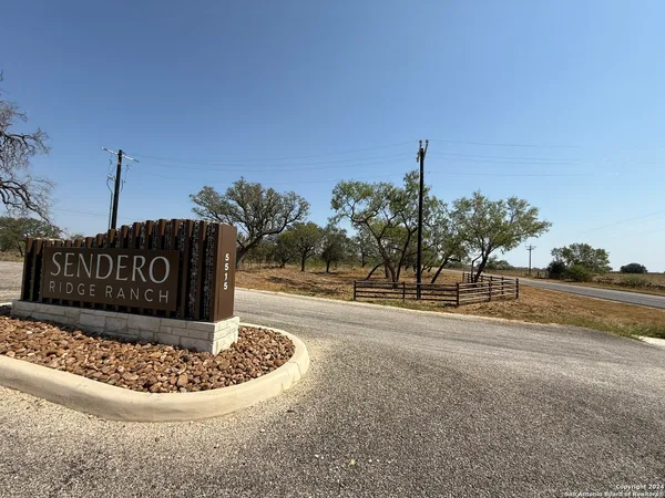a sign that is sitting on the side of a road