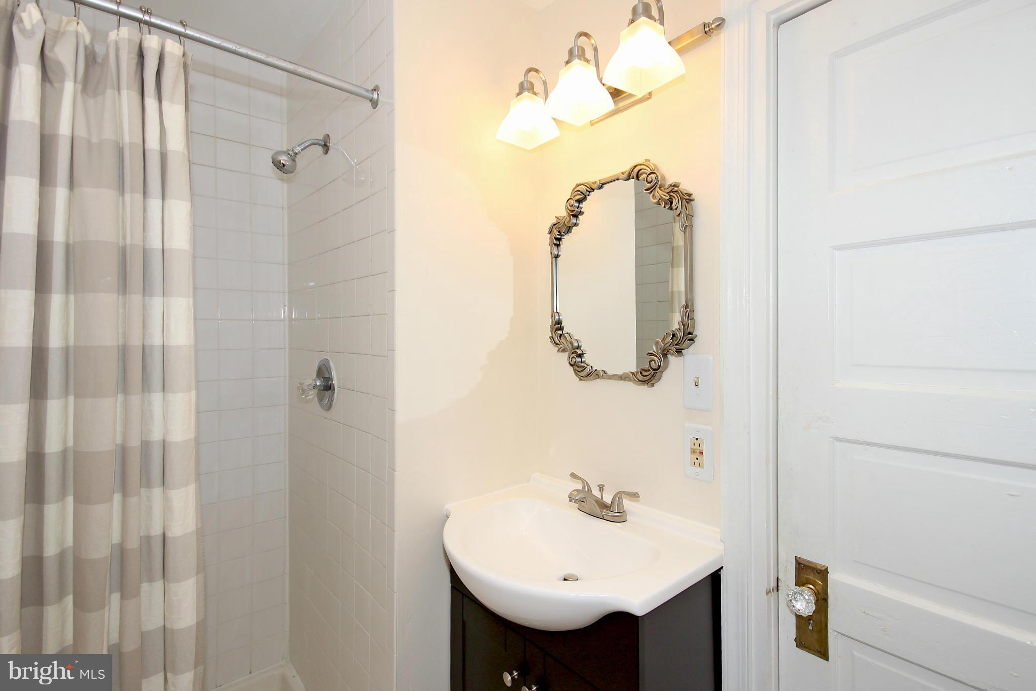 1200 East Capitol Street Northeast, Unit 7 Washington, DC 20002 - Photo 19 of 30 Bath (Master)