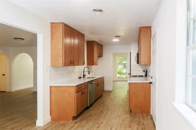 a view of empty room with a ceiling fan