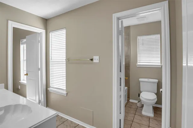 a view of a livingroom with a ceiling fan