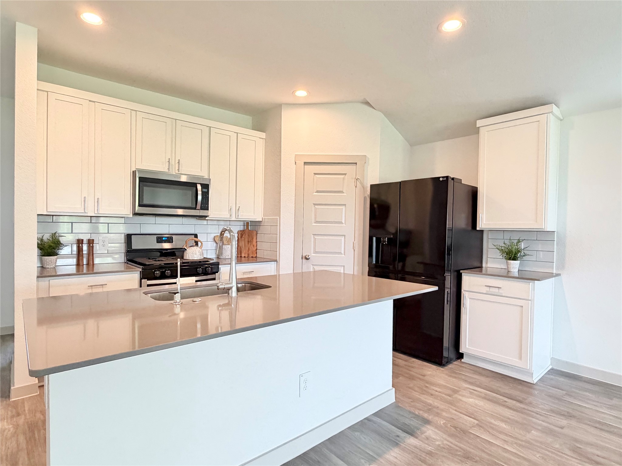 41 Desert Spring Lane Manvel, TX 77578 - Photo 3 of 18 Kitchen open to the dining and living area with a kitchen island/breakfast bar.