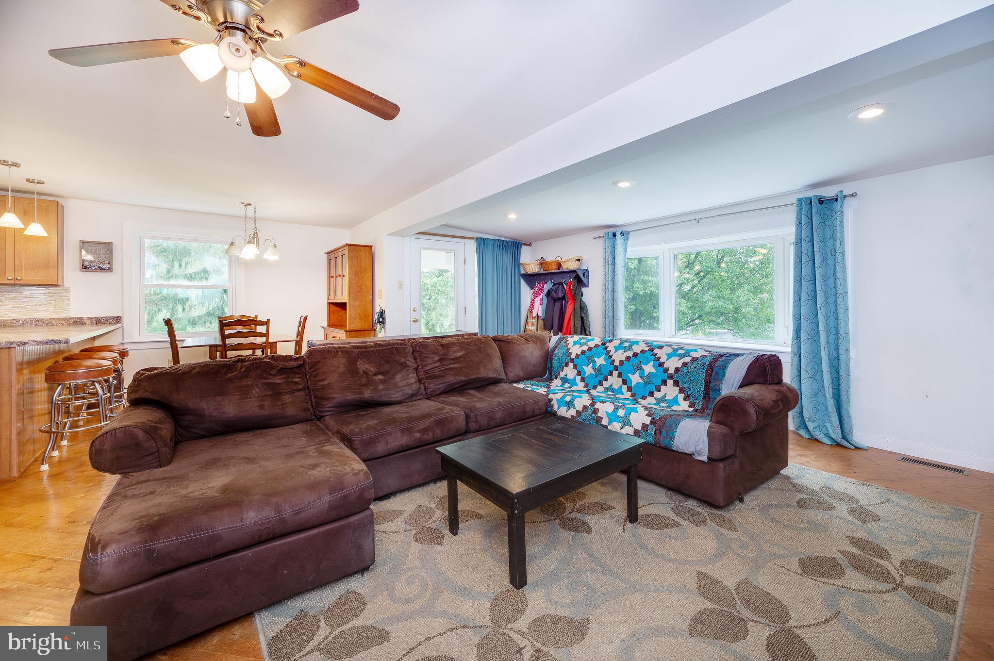 409 Mountain View Road Reading, PA 19607 - Photo 4 of 26