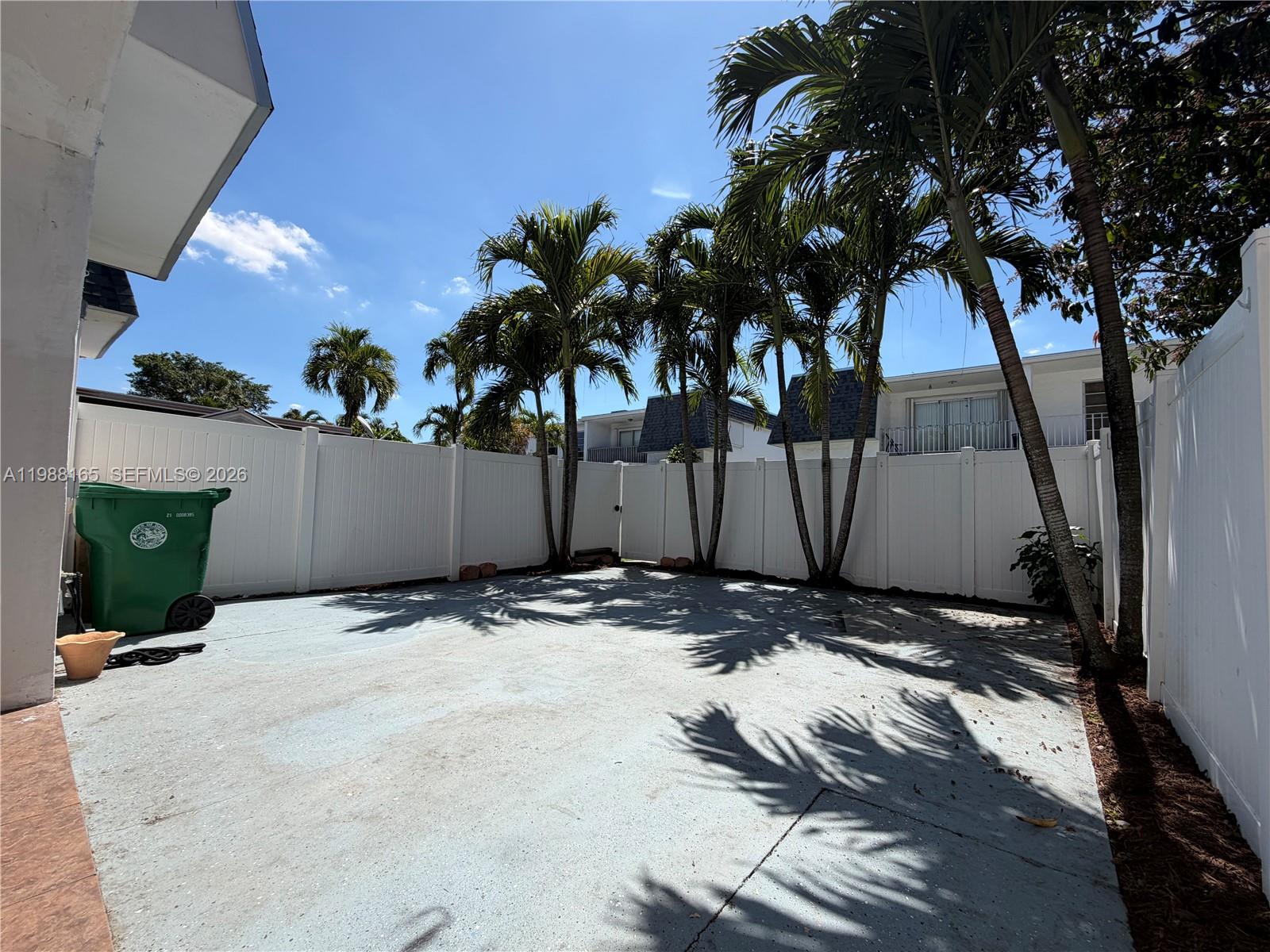 6760 Southwest 40th Street, Unit 41 Davie, FL 33314 - Photo 16 of 51 a backyard of a house
