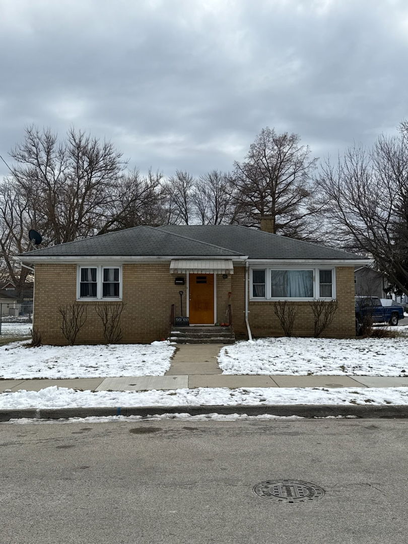 601 East 10th Street Lockport, IL 60441 - Photo 2 of 11 a house that has a tree in front of it