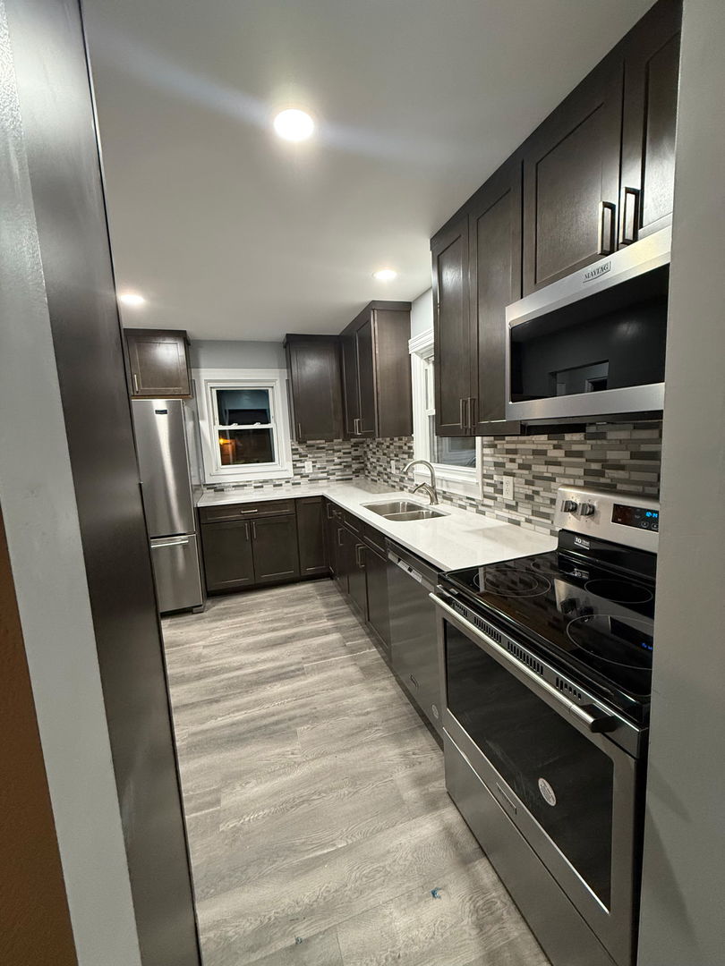 601 East 10th Street Lockport, IL 60441 - Photo 5 of 11 a large kitchen with a stove and a sink