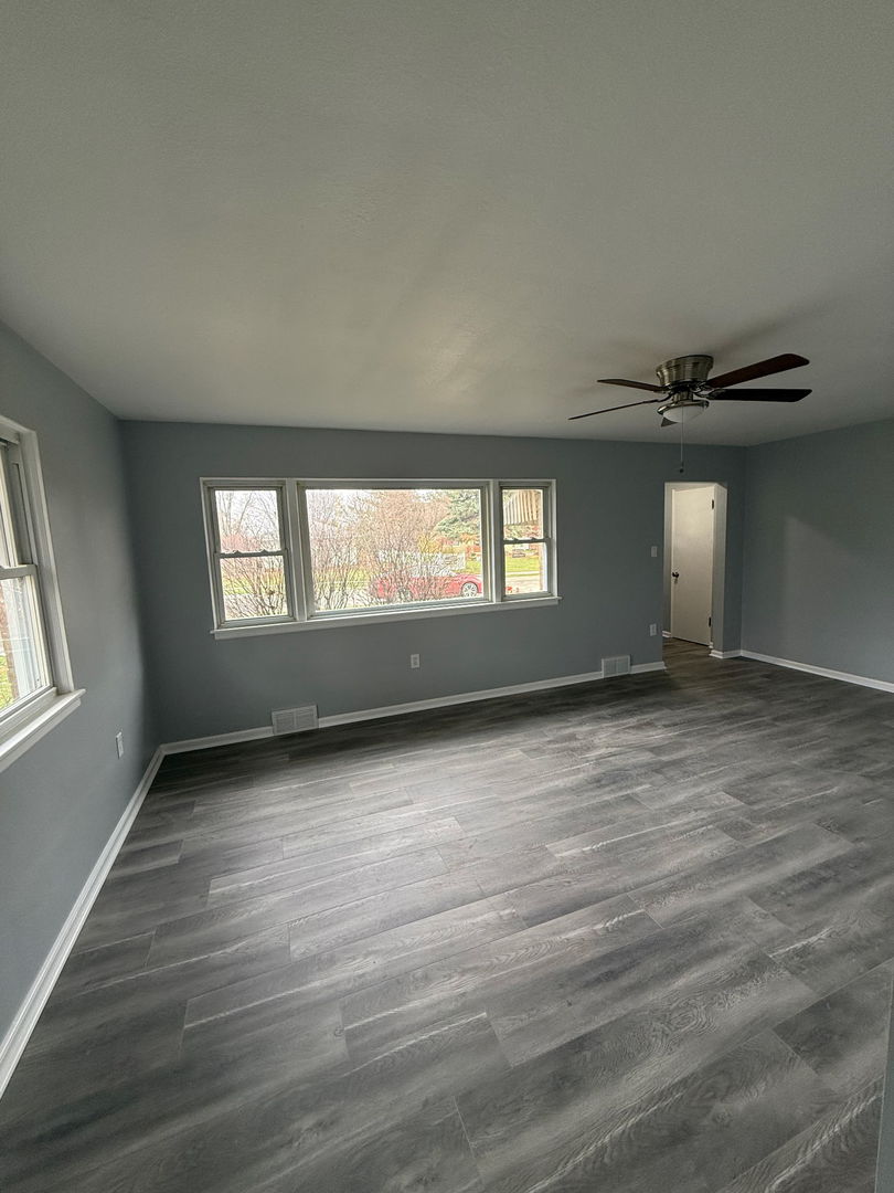 601 East 10th Street Lockport, IL 60441 - Photo 6 of 11 a view of an empty room with a window