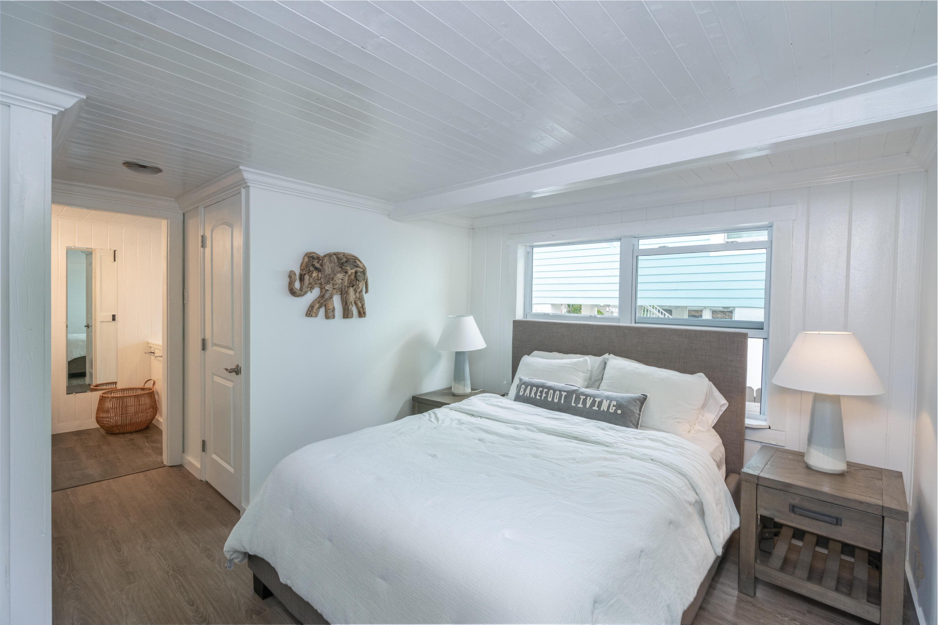 124 South Bay Harbor Drive Key Largo, FL 33037 - Photo 14 of 28 a bedroom with a bed and a lamp