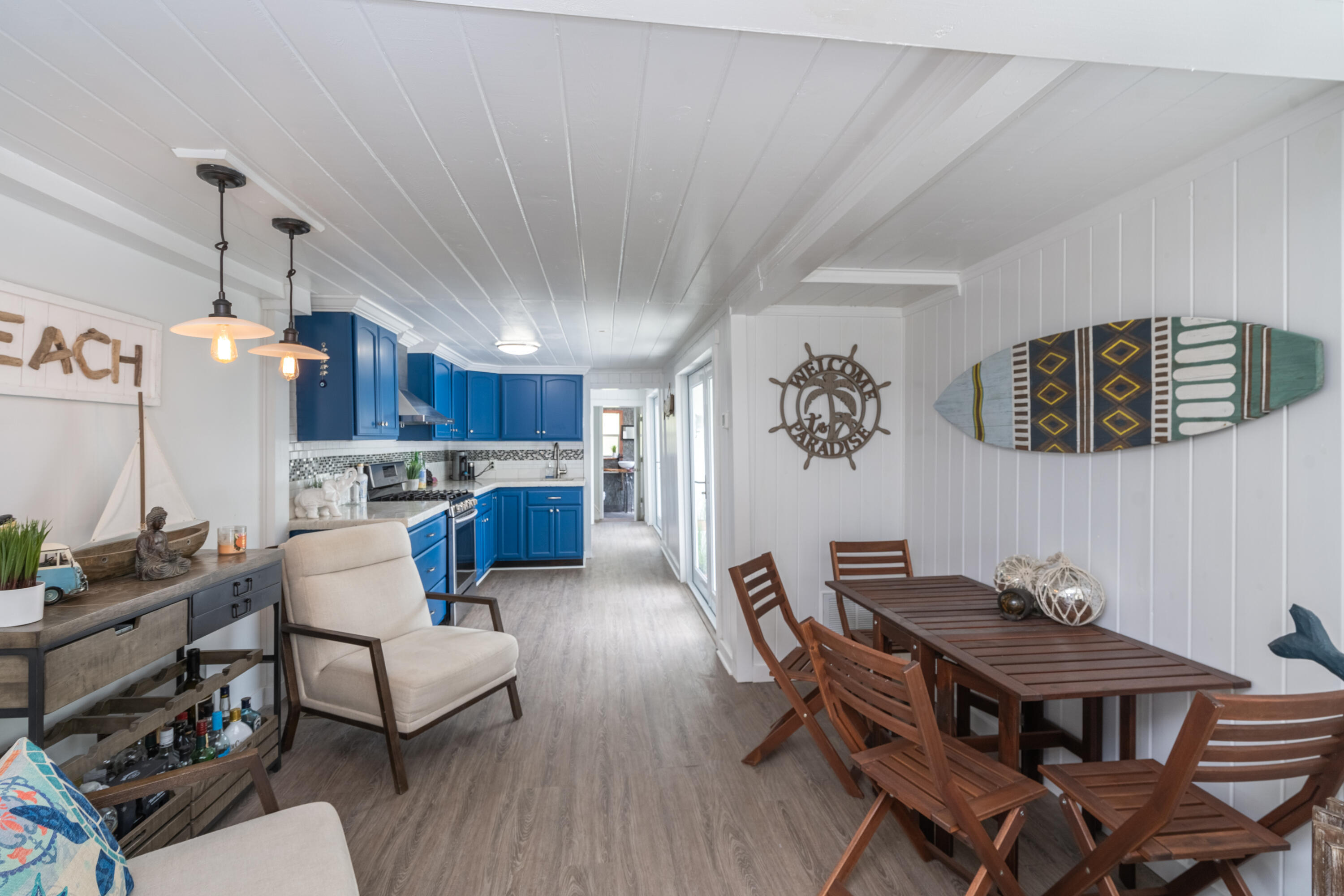 124 South Bay Harbor Drive Key Largo, FL 33037 - Photo 5 of 28 a living room with furniture and kitchen view