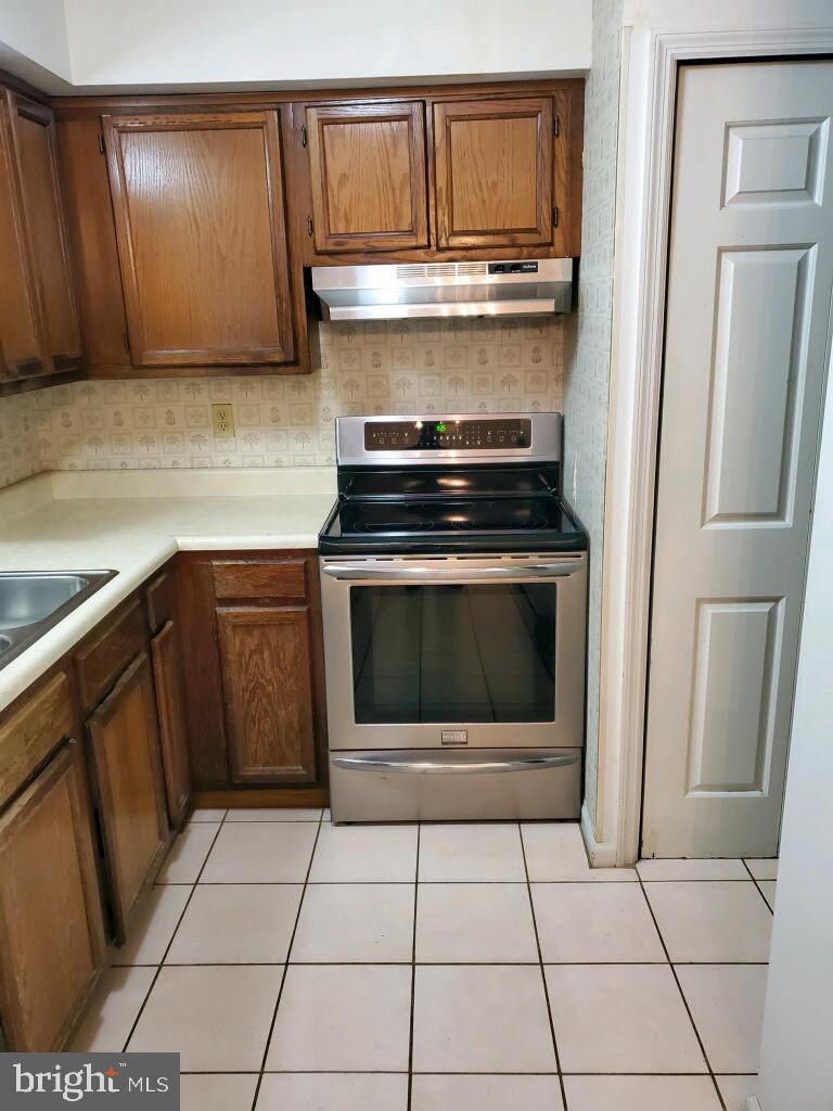 12 Windwood Place Lititz, PA 17543 - Photo 9 of 17 Kitchen with smooth top stove and new vent hood
