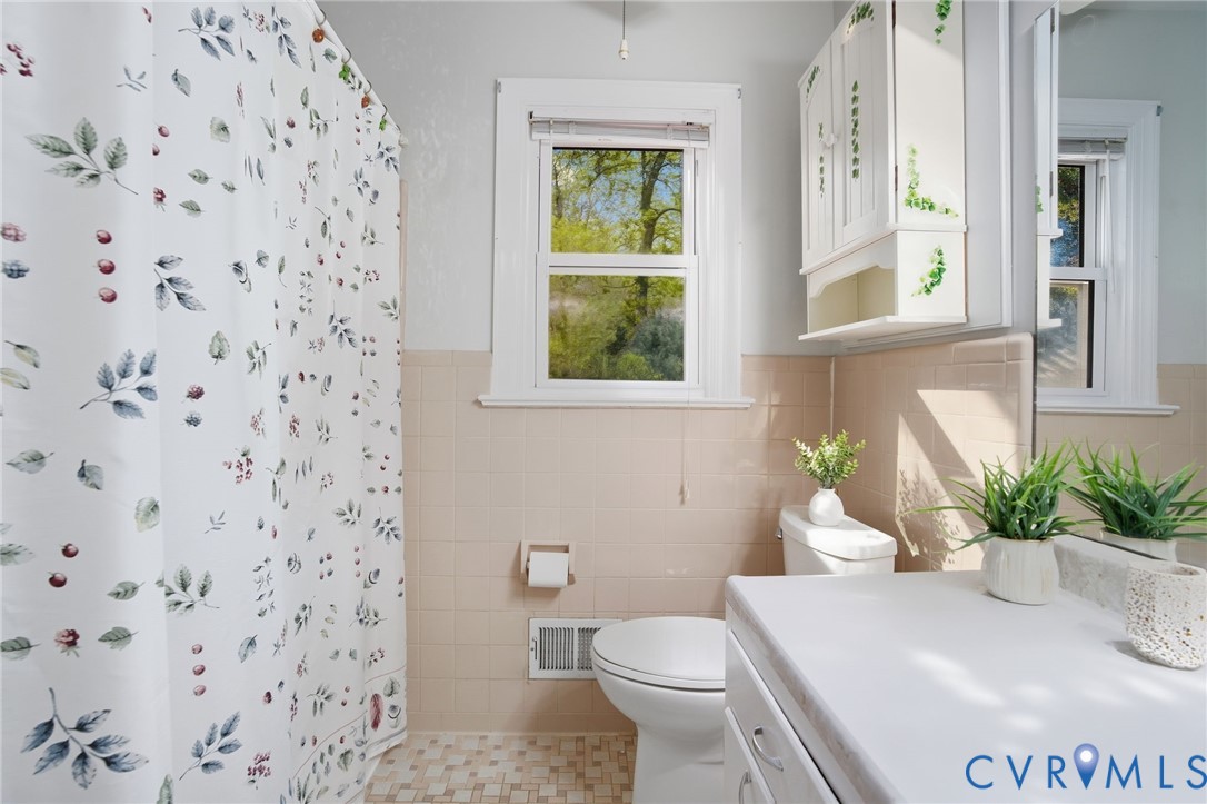 700 Brantley Road North Chesterfield, VA 23235 - Photo 33 of 40 a bathroom with a toilet and a shower curtain