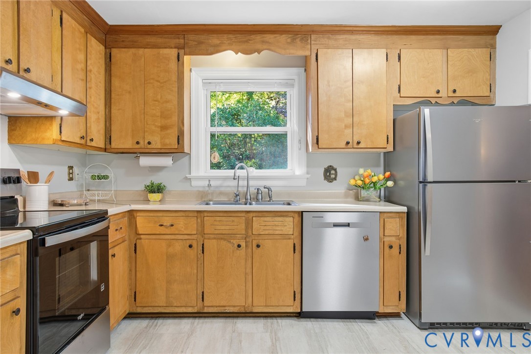 700 Brantley Road North Chesterfield, VA 23235 - Photo 6 of 40 a kitchen with stainless steel appliances a refrigerator sink and cabinets