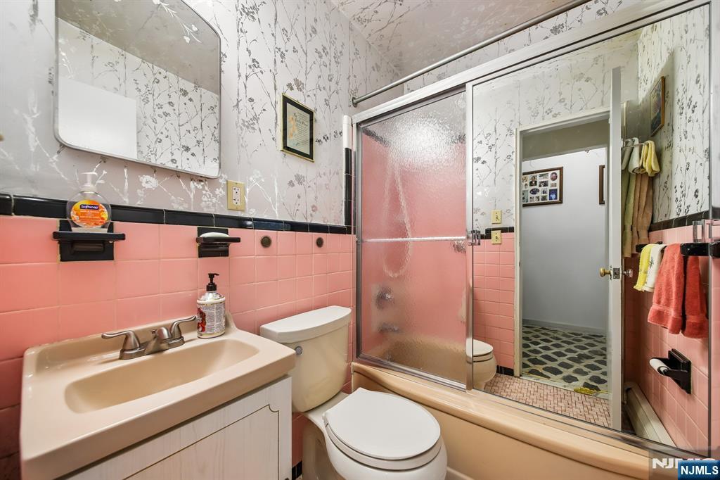 82 Seminary Street Bergenfield, NJ 07621 - Photo 18 of 29