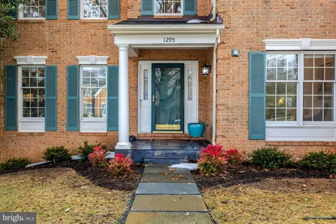 $1,400,000 | 1295 Gatesmeadow Way, Reston, VA 20194
