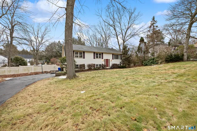 a view of a yard with a house