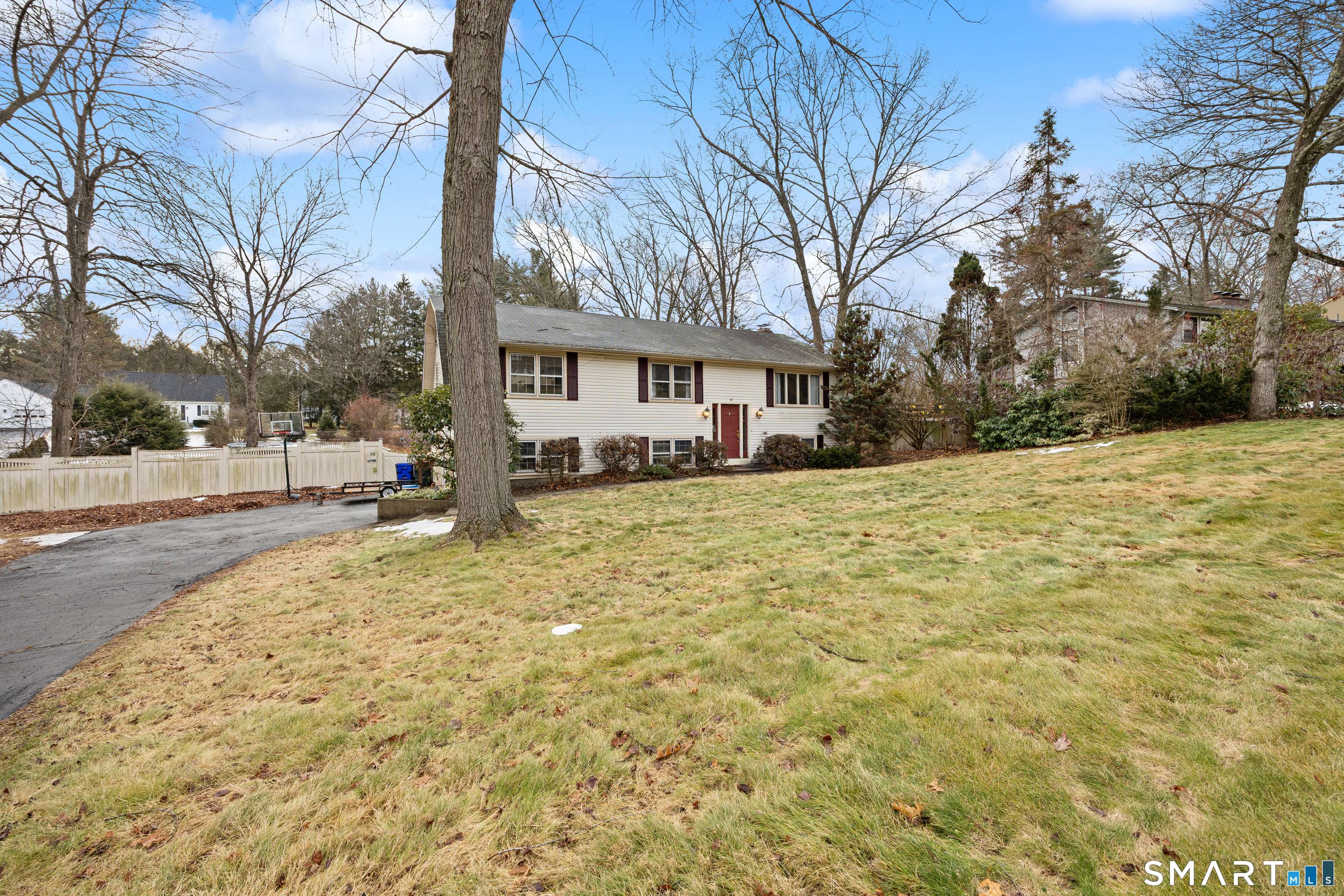 a view of a yard with a house