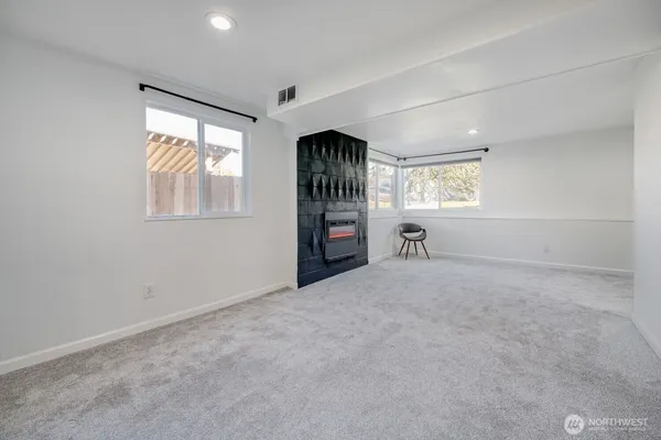 $3,300 | 29507 32nd Place South, Auburn, WA 98001