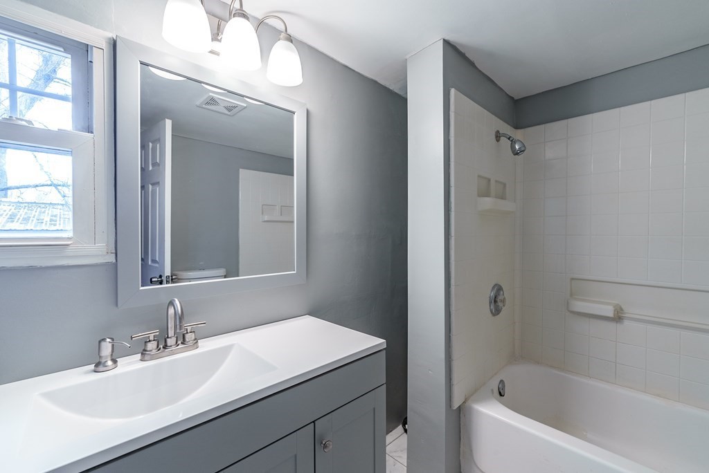60 Rest Way Springfield, MA 01119 - Photo 8 of 9 Gallery Image 8