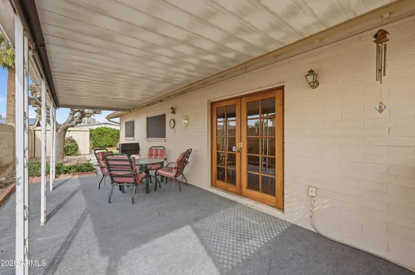 a view of a back yard