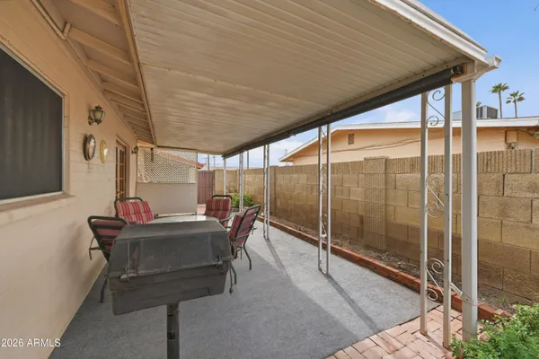 a view of a backyard with pathway