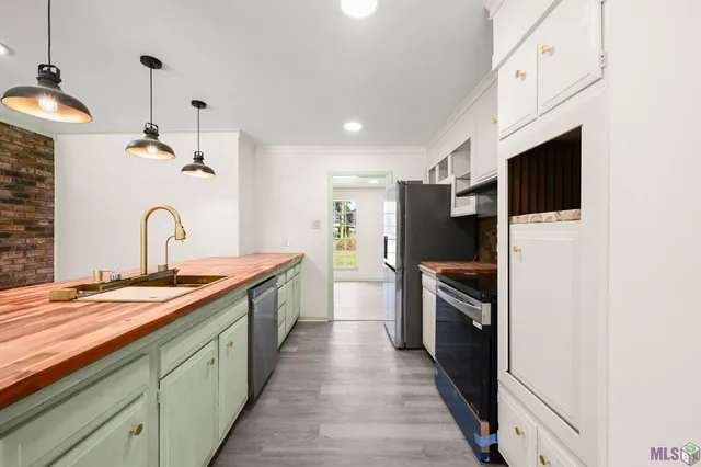 $395,000 | 9556 Fairway Drive, Denham Springs, LA 70726