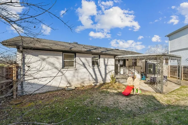 a view of a house with backyard